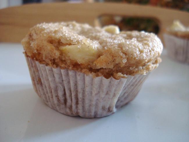 Apfel Muffin mit braunem Zucker bestreut