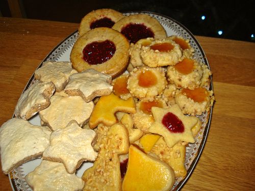 Mein Plätzchen-Quartett zum Advent mit Zimtsternen und Butterplätzchen Mein Plätzchen-Quartett zum Advent mit Zimtsternen und Butterplätzchen