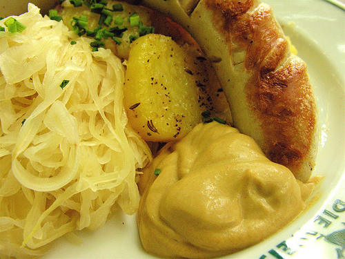 Bratwurst mit Sauerkraut- eine Berühmtheit in der deutschen Küche ©Flickr/ j_bary (CC-Lizenz:Weitergabe nur mit Namensnennung)