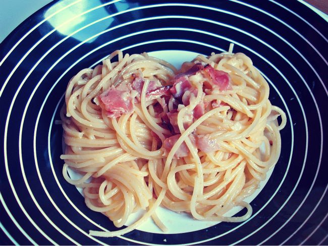 Spaghetti Carbonara: Pasta in einer Soße aus Käse, Schinken und Sahne Spaghetti Carbonara: Pasta in einer Soße aus Käse, Schinken und Sahne