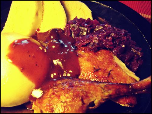 Knusprige Ente mit Hefeklößen, Rotkohl und Kirschsoße
