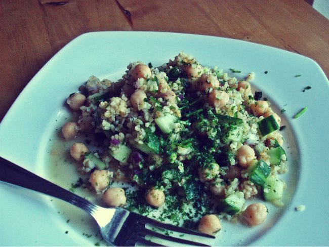 Salat aus Bulgur, Kichererbsen und Gurke