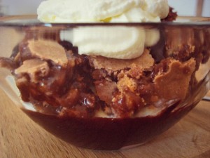 Die einzelnen Schichten vom Eisbecher mit Brownies und Hot Fudge Schokoladensauce