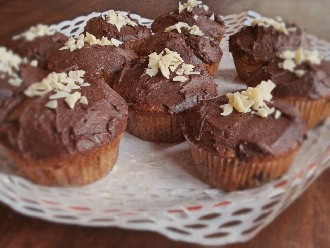Kirsch-Cupcakes mit Kirschwasser und einem Schokoladen Frosting Kirsch-Cupcakes mit Kirschwasser und einem Schokoladen Frosting