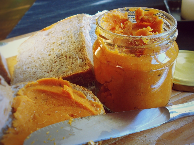 Mein hausgemachter vegetarischer Brotaufstrich aus Kichererbsen und Tomaten Mein hausgemachter vegetarischer Brotaufstrich aus Kichererbsen und Tomaten