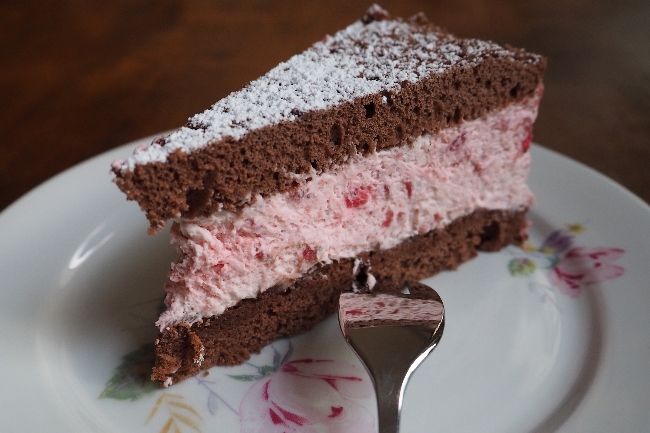 Erdbeertorte: eine zusatzstofffreie Ankündigung des kommenden Sommers