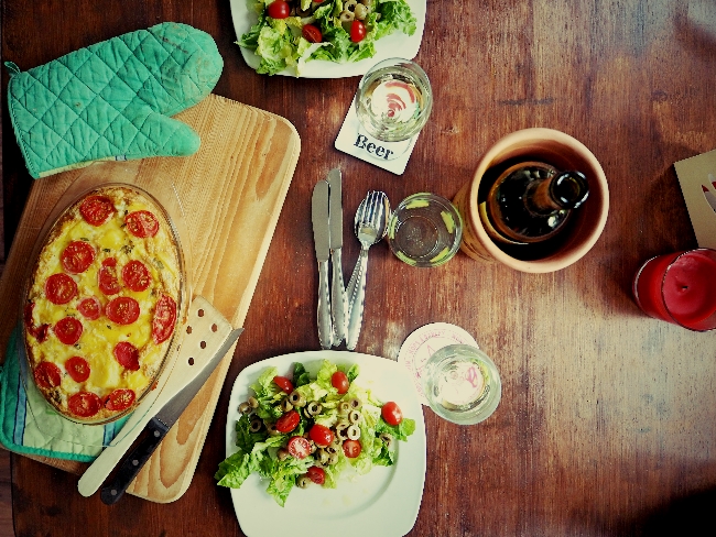 Spanische Tortilla mit Oliven und Salat
