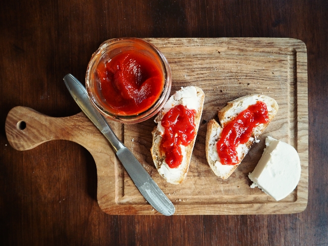 Leckere Tapa: getoastetes Brot mit Ziegenkäse und Tomatenmarmelade