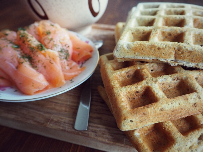 Perfekt zum Brunch: Herzhafte Waffeln aus Buchweizen mit Lachs, Saure Sahne und Dill Perfekt zum Brunch: Herzhafte Waffeln aus Buchweizen mit Lachs, Saure Sahne und Dill